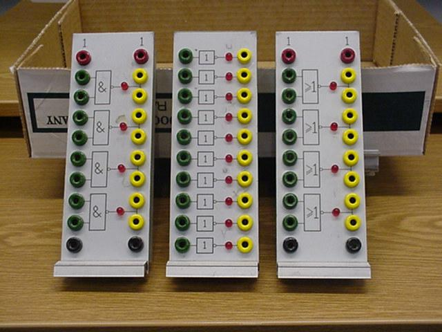 2-ingångars NAND Modulen innehåller fyra 2-ingångars NAND-grindar med lysdiodindikering av utgångarnas logiknivå.