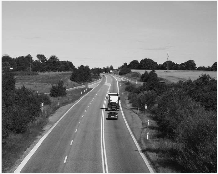 3. Trafiksäkerhet Viss kritik finns dock mot denna vägutformning. Utöver höga investerings- och driftskostnader är framkomligheten periodvis begränsad.