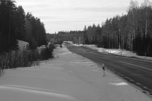 5. Fältstudie För trafikanter västerifrån ges ingen möjlighet att starta en omkörning före 2+2-sträckan. Detta då 2+2-sträckan öppnar upp sig efter en högerkurva och siktlängden endast är 100 m.