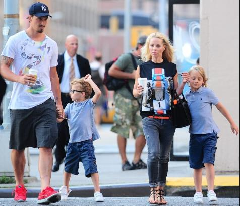 Zlatan och Helena När Zlatan träffade Helena första gången hade han dubbelparkerat sin Ferrari bredvid Helenas Mercedes i Malmö. Helena kunde inte köra iväg med sin bil vilket gjorde henne mycket arg.