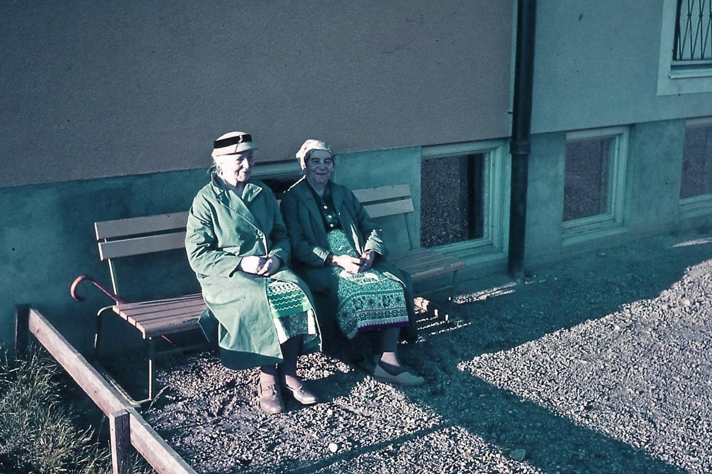 Elin i Högskog och Hilma i Lärkstugan sitter och småpratar framför sitt