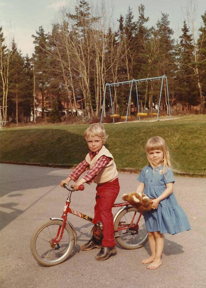 Barnen Daniel och Nina leker utanför