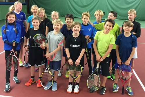 Vaxholms Tennisklubb Verksamhetsberättelse 2016 Sid 5(11) Ulf och Marcus höll i dagen tillsammans med Nils Thollin och Victor Persson som hjälpte med matcherna nere på planen.