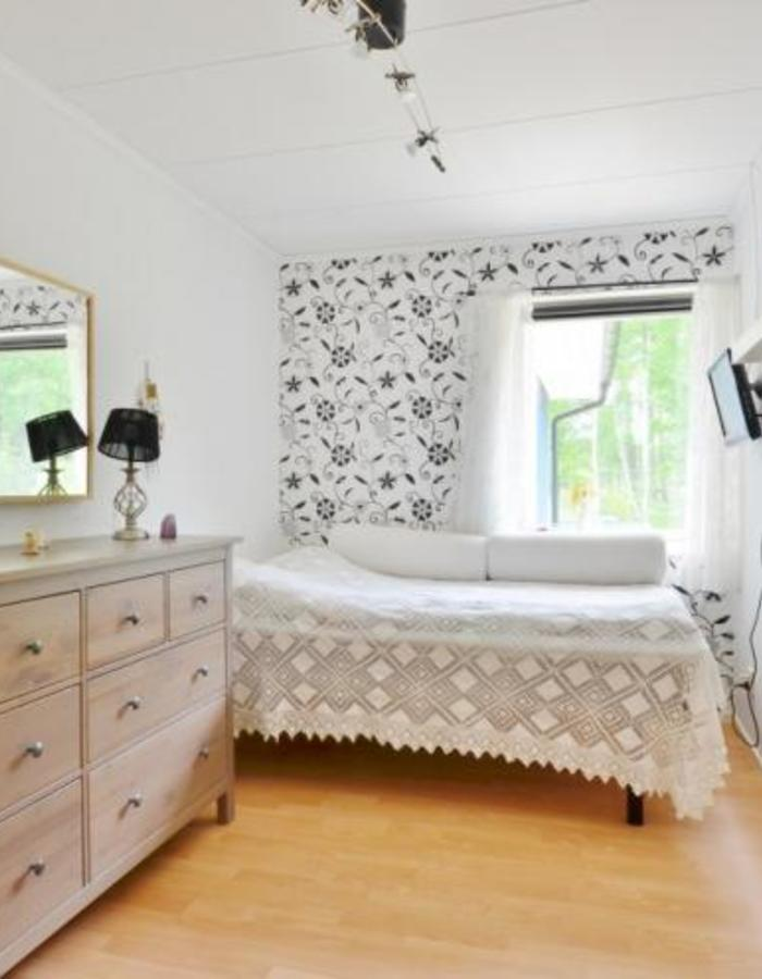 Sovrum 3 Ljust sovrum med laminatgolv, vita