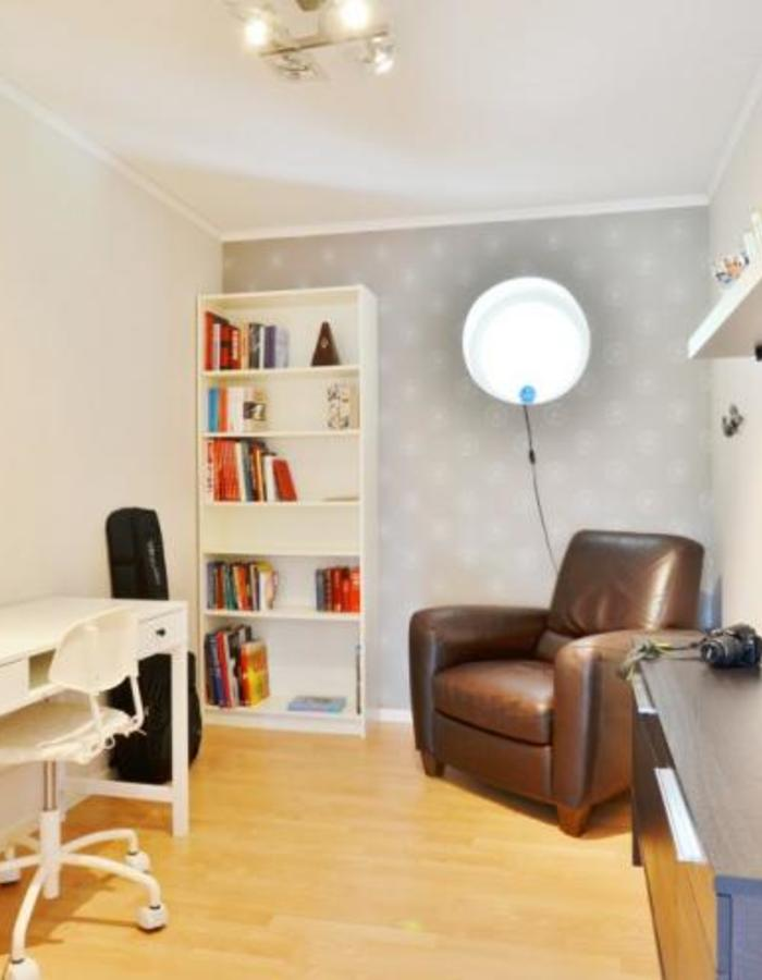 Kontor/sovrum Rum med laminatgolv, ljusa