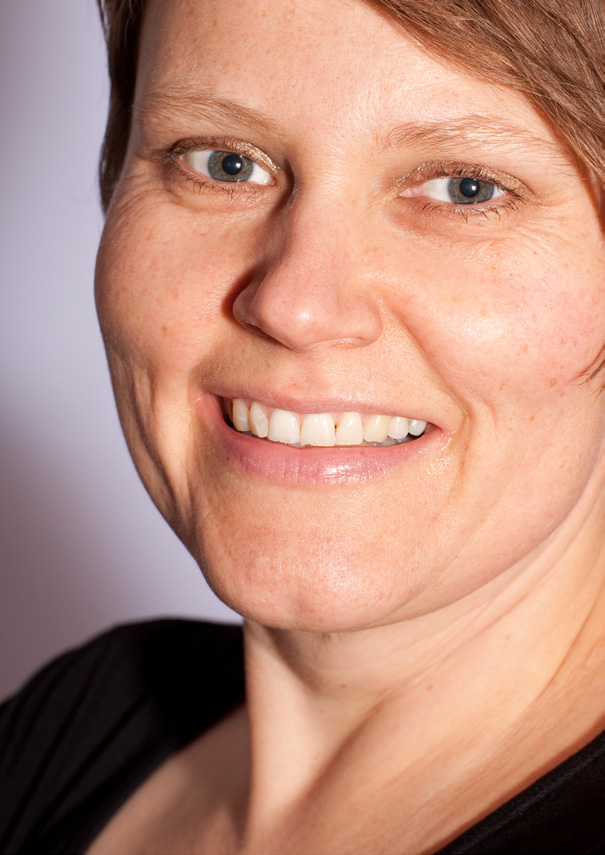 Lärarrollen blev dock för trång och lusten till att skapa och sätta igång rörelser fick övertaget. En ny utbildning som rörelsepedagog blev språngbrädan för nya kreativa projekt. Mette Bugge har bl.