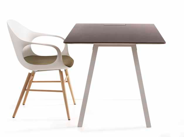links pelarbord Skiva i plywood med ek-, askfaner eller vit laminat.