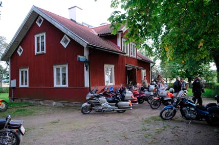 ÖAMCK-DAG PÅ RÖRKEN Söndagen den 5 augusti var det klubbens alldeles egen dag. Medlemmarna fick träna broms- och kurvteknik på egen hand.