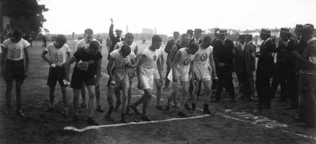 Terränglöpning med start vid Grindstugans IP, troligen före 1910. Bilden finns förvarad hos Folkrörelsearkivet för Uppsala län. Foto: Sixtus Janson.