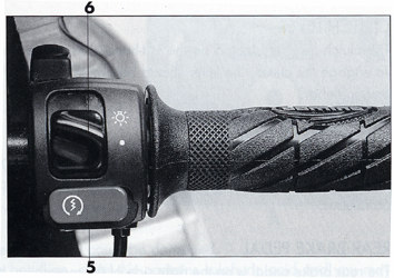 Blinkers Tyck reglaget åt höger alternativt vänster vid sväng eller filbyte. Tryck in knappen för att nollställa reglaget. 2. Signalhorn Tryck in för att aktivera. 3.