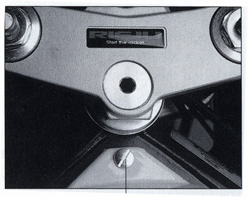 6.0 MOTORDELAR 6.1 Koppling Spelet i kopplingshandtaget ska vara 1-2 mm. Detta gör att växeln kopplar ifrån helt vid växelbyte och förhindrar att kopplingen slirar.