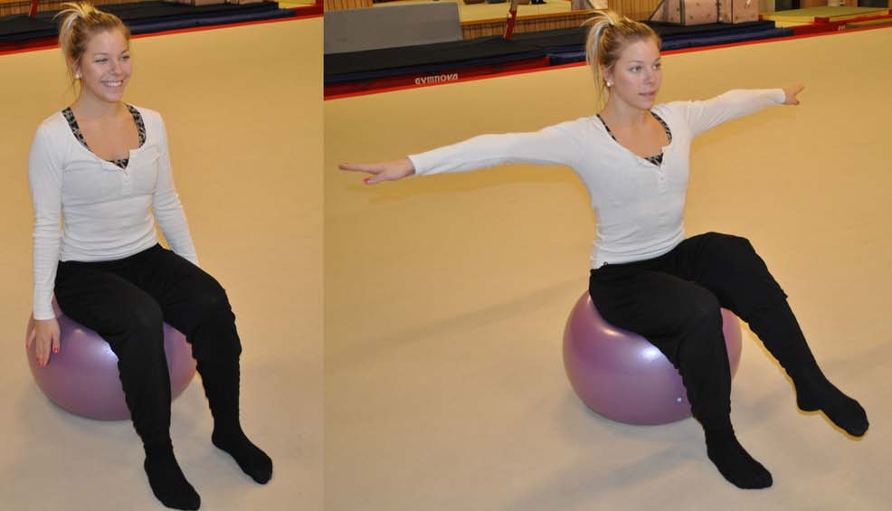 Sittande studs på boll Sitt på en balansboll Hitta en neutral position där ryggen är rak och avslappnad Känn hur en ballong drar dig uppåt Magen blir då automatiskt något indragen Lyft armarna