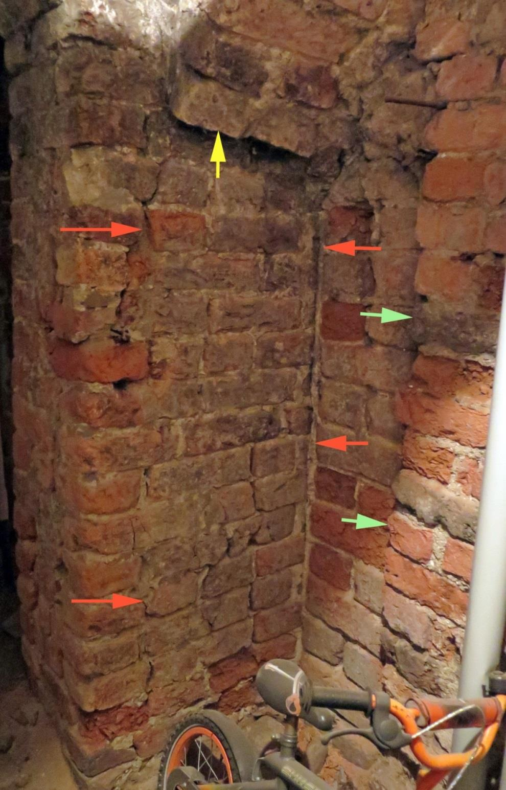 I rummets sydvästra hörn kan flera byggnadsfaser urskiljas, se fig. 14. Längst till vänster syns dörrsmygen mot rum 06 och partiet närmast öppningen tycks vara lagat.