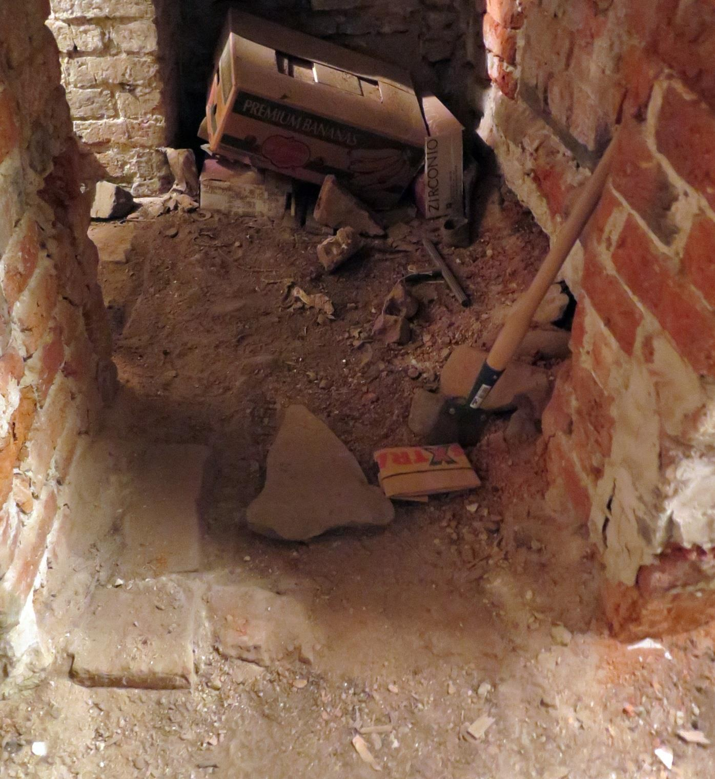 Golvet i rum 06 består huvudsakligen av kullersten under ett ytskikt av sand, vittrat tegel och lösa stenar. Mot rum 03 finns rester av en tröskel av tegel i golvet, se fig. 17.