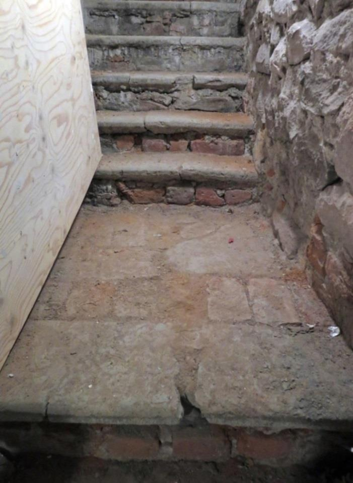 Dokumentationen 2016 Syfte, utförande och metod Syftet med undersökningen 2016 var att dokumentera murar och golv inför en röjning och städning av källarna.