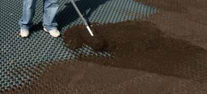 B) Lägg ut det plana underlaget för SALVAVERDE rutnätet, 30-40mm väl kompakterad sand berikad med kompost och gödningsmedel (kornstorlek 0-5mm).