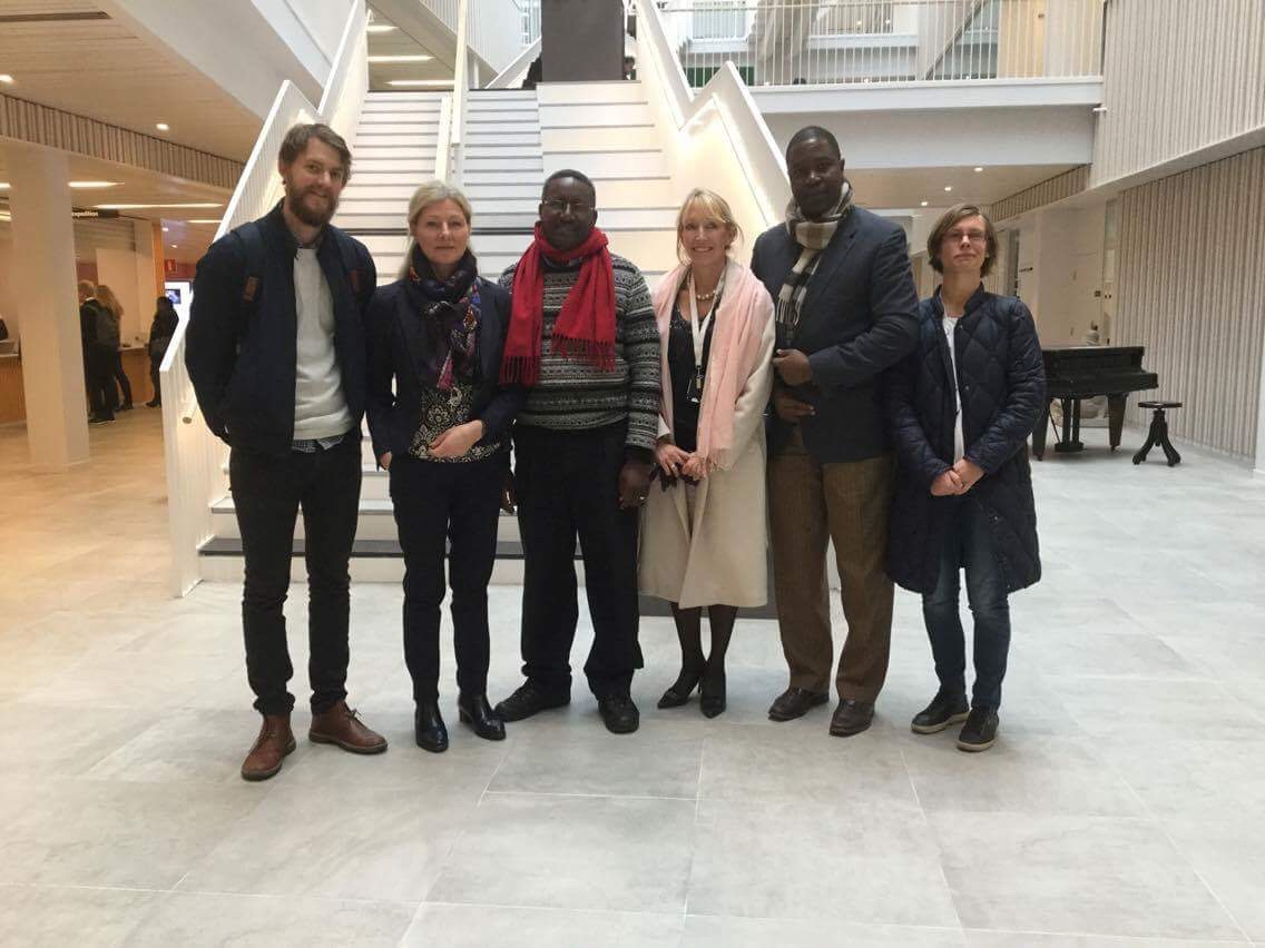 Henrik Hjelmgren, dr Katani och mr Wallace med representanter från Röda Korsets Högskola Mr Wallace besökte även de norra delarna av Sverige, nämligen Umeå, där vår medarbetare Sofia Rahm studerar