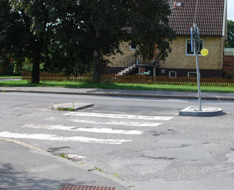 Under inventeringen av Sturebyskolans närområde identifierades bristfällig målning och skyltning vid såväl övergångställen, farthinder som vägmärken och vägmålning.