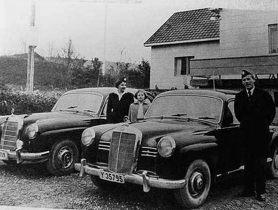 14/3 Transporter, cykel, mc, bil, buss, tåg Från John Thunströms, Skäljom, Fotot är daterat till cirka 1950 Från Rickard