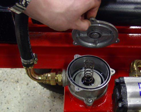 För traktordriven modell måste motorn stannas, traktor bromsas fast och nyckeln tas ur tändningslåset.