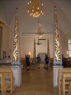 Pajala kyrka - kyrkomiljön Kyrkan ligger avskiljt på ett högt krön, med utsikt över Torneälven. När den byggdes låg den troligen helt utanför byn men idag omges kyrkan av moderna villaområden.