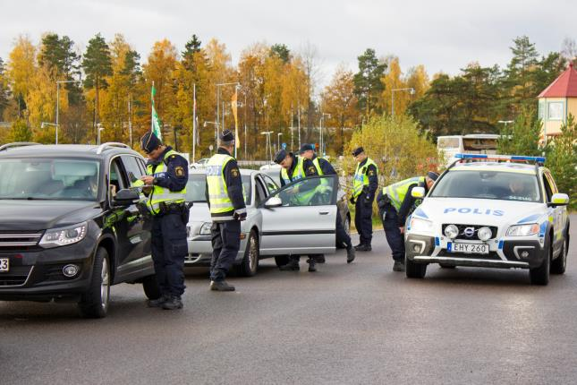 störade trafik med ombyggda bilar på