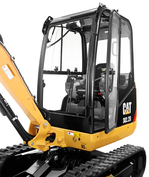 Hytten i Cat 302.2D är en av branschens största. Det plana hyttgolvet optimerar sikten och förbättrar förarens benutrymme.