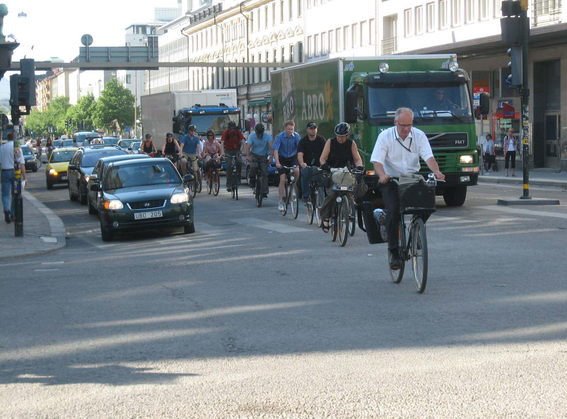 Säkerhet och trygghet Riktlinjer för när, var och hur hastighetssäkring av gång- och cykelpassager skall genomföras föreslås tas fram och utsatta platser åtgärdas.