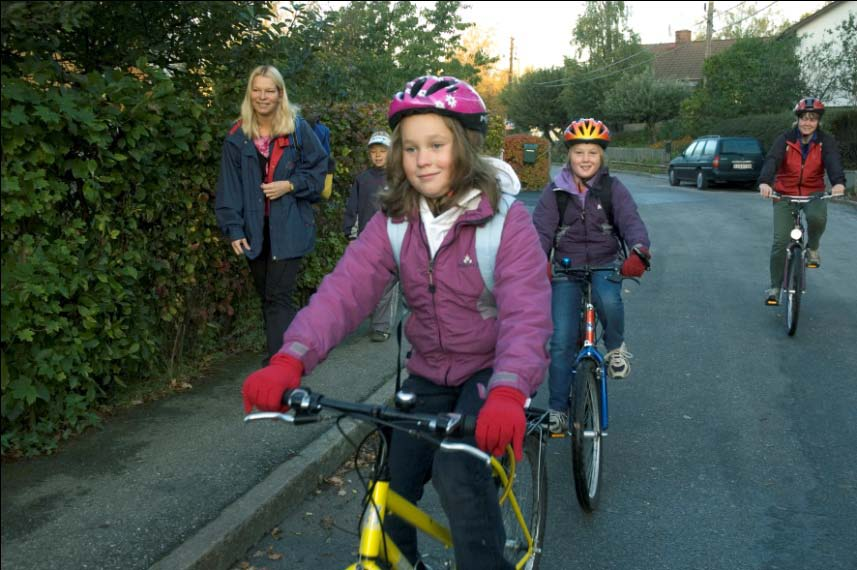 Barn på cykel Arbetet med cykelstråken stäms av med skolornas läge. Staden skall fortsätta arbeta med säkra skolvägar utifrån skolinventeringen.