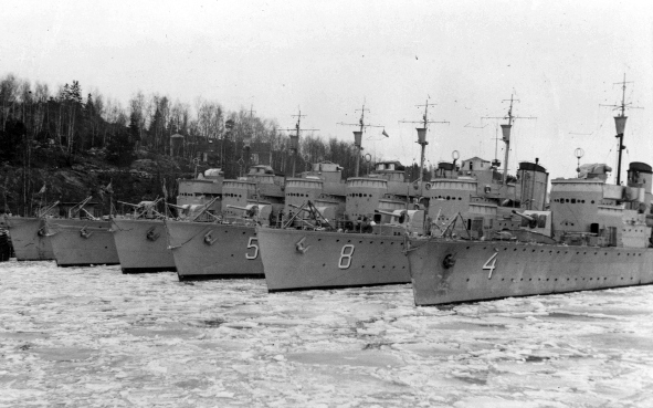 Sex infrusna jagare vid jagarbryggan på Märsgarn 1940. När Märsgarnsviken tinat upp delades jagarna upp för sina olika uppgifter.