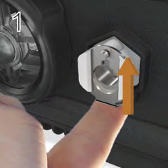 Tillbehör Tillsätta extra syrgas: 1. Lås upp intaget för det låga syrgasflödet på enhetens baksida genom att trycka på det låsande clipset. 2.