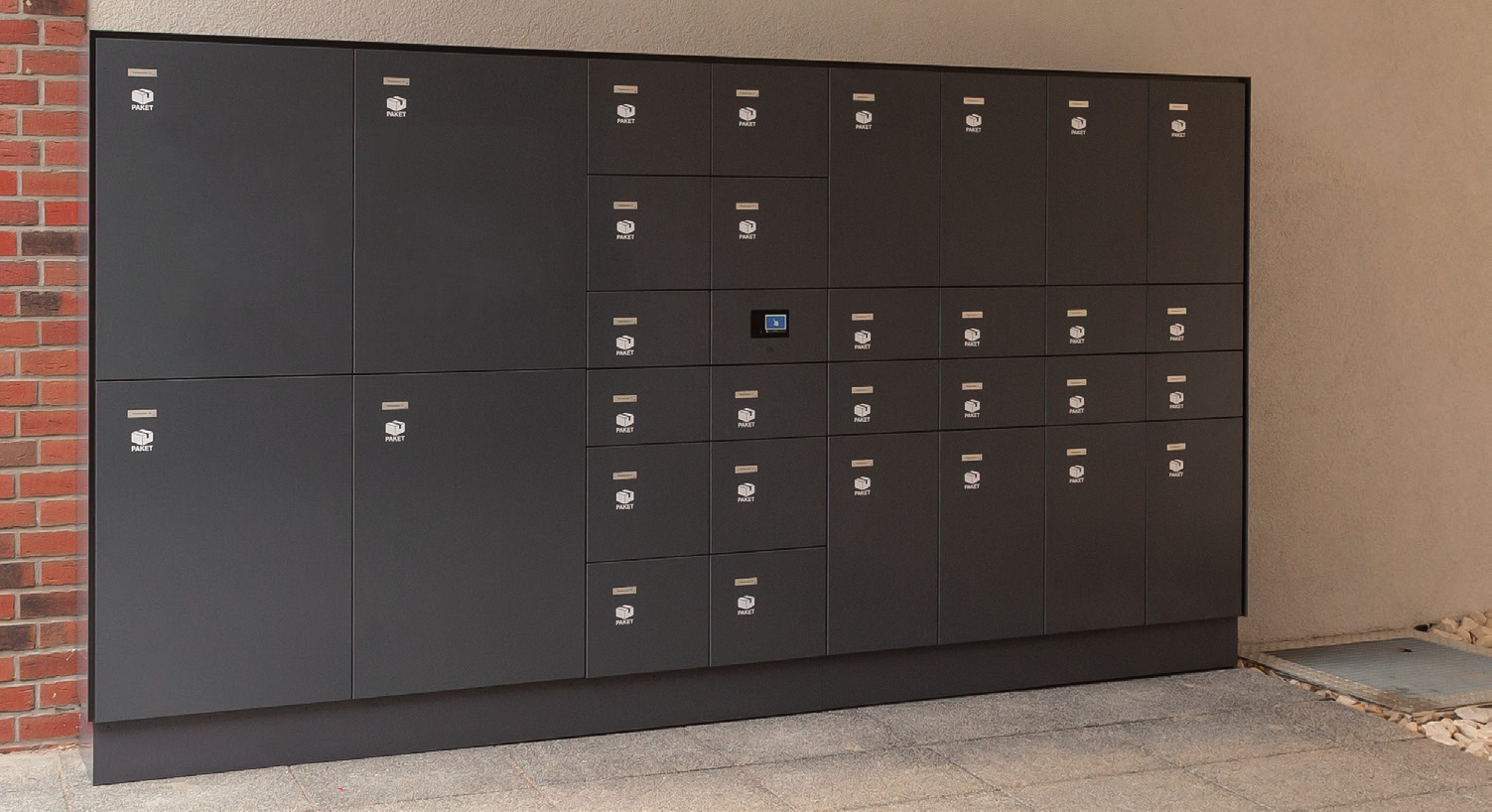 1 1 Post- och paketboxsystem för montering på vägg med QUADRA-panel, standardbrevinkast och