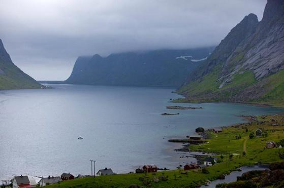 Väl där packade vi upp våra våtdräkter och luftmadrasser och simmade in i fjorden för att sedan springa vidare in mot