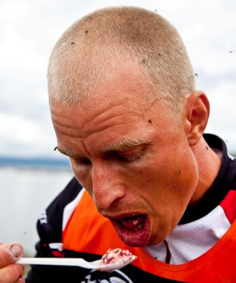 Pigga (?) och glada över att inget annat lag ännu kommit in till växling trampade vi iväg på tävlingens sista cykelsträcka, 192 km grusväg och asfalt till Storforsen.