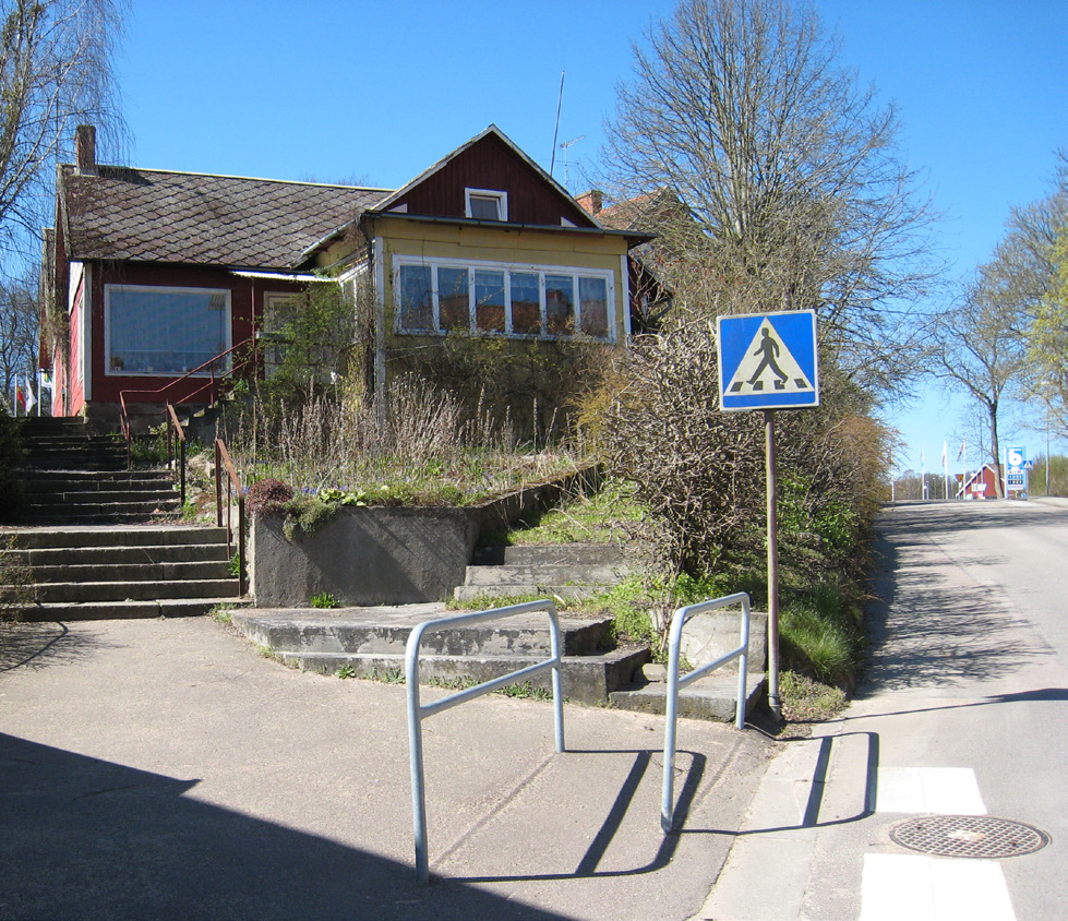 Barriärer Röstånga belastas av besvärande genomfartstraﬁk. Både väg 13 och 108 går genom orten. Översiktsplan 07 tar med en utﬂyttning av väg 13 i Röstånga.