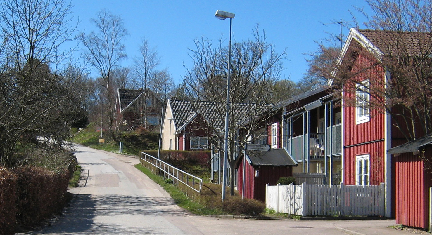 Det offentliga rummet På Hantverksgatan, skulle bykaraktären kunna förstärkas t. ex. med nyplanterade fruktträd, belysning med lägre armaturer och ett varmare ljus.