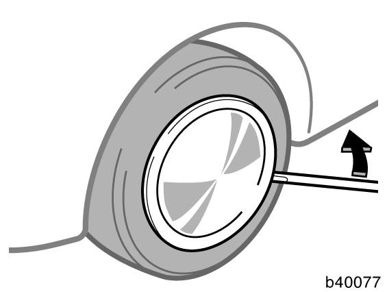 I EN NÖDSITUATION 321 Blockera ett av hjulen Ta bort hjulsidan (endast stålfälgar) 2. Blockera det diagonalt motsatta hjulet så att bilen inte kan rulla när du lyfter upp den med domkraften.