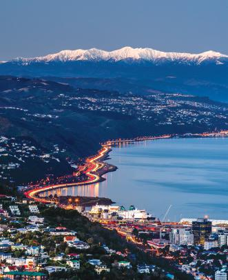 Dag 7 Tauranga Hamnen i Tauranga är landets störta exporthamn. Härifrån skeppar man bland annat kiwifrukten till Japan. Ni som har bokat utflyktspaketet åker till Rotorua, maorifolkets kulturcentrum.