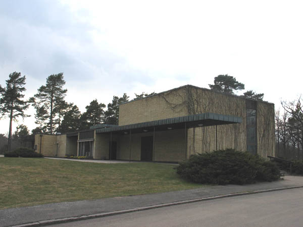 På Västra begravningsplatsen drivs ett ornitologiskt forskningsprojekt som regelbundet följer upp häckningen i området samt undersöker halterna av tungmetaller i levern hos