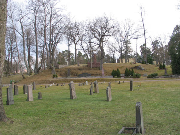 går från ingången i öster fram till kapellet inramas av en allé med äldre lindar. Allén har börjat förnyas genom en utgallring av de äldre träden och nyplantering av unga lindar.