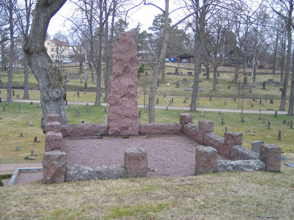 Här har dels skapats sammanhängande områden av urngravar såsom i södra delen av kv k1 och västra och norra delen av kv k2 men urngravplatser har också skapats bland de äldre gravvårdarna.