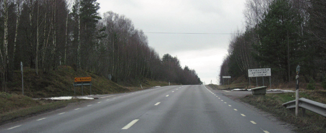 Vägen som är 4,5-5 m bred fortsätter söderut mot bl a Rankås friluftsområde. Den ingår i en kommunal vägsamfällighet. Fyrvägskorsningen saknar vänstersvängfält, förvarning och belysning.