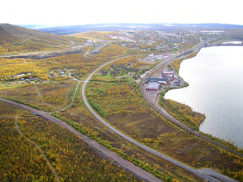 Låg risvegetation och fjällbjörkskog kantar vägen, med varierande öppna och slutna partier. Ny väg E10 möter staden i form av en ny cirkulationsplats strax väster om Karhuniemi.