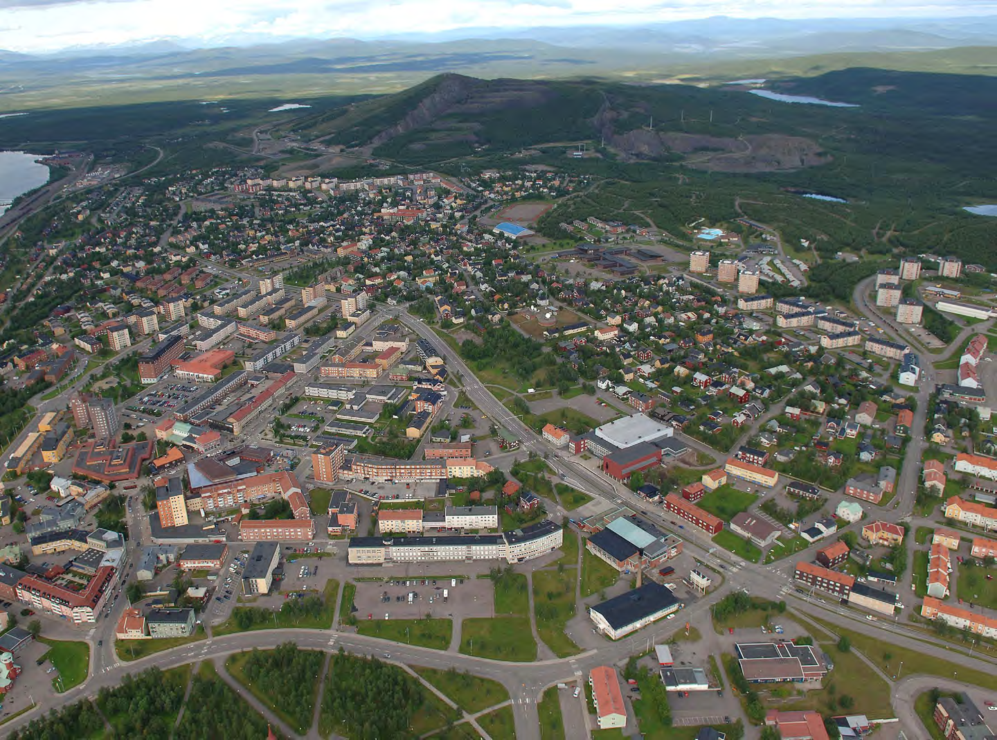 Kuperad fjällskog Terrängen är mycket varierad, från de låglänta markerna vid Tuolluvaara, till det blockfyllda Sandstensberget, en djup ravin vid Matojärvi och slutligen fram till Luossavaaras
