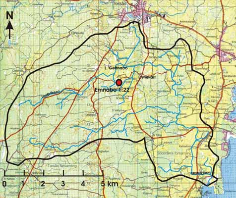 I Emnabo utgörs berggrunden väsentligen av en medel- till finkornig granit.