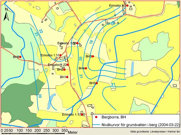 Figur 4.2 Tolkade nivåkurvor och flödesriktningar för grundvatten i berg vid Emnabo, 2004-03-22.