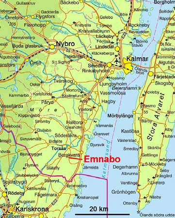 2 Områdesbeskrivning 2.1 Geografi Emnabo ligger fyra kilometer söder om Torsås samhälle inom Torsås kommun i Kalmar län, se figur 2.1. Läget ca sex kilometer från kusten innebär en omgivning av relativt flack terräng mellan i väster det småländska höglandet och i öster Östersjökusten och Kalmarsund.