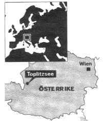 Ny jakt efter nazistskatt i Österrike GÖSSL. Ida Weissenbacher pekar mot mitten av den lilla alpsjön Toplitzsee. - Där sänkte nazister över sextio tunga kistor under de sista krigsdagarna, säger hon.