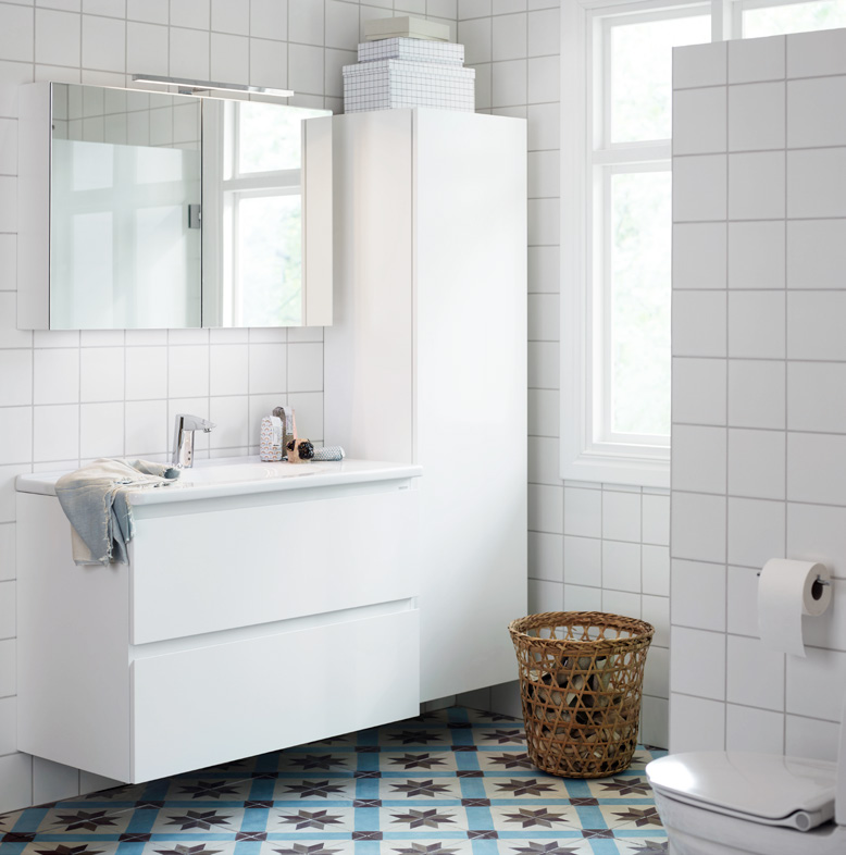 Flow Ett ljust och funktionellt badrum med massor av förvaring och Flow i vit MDF, en nyhet för i år.