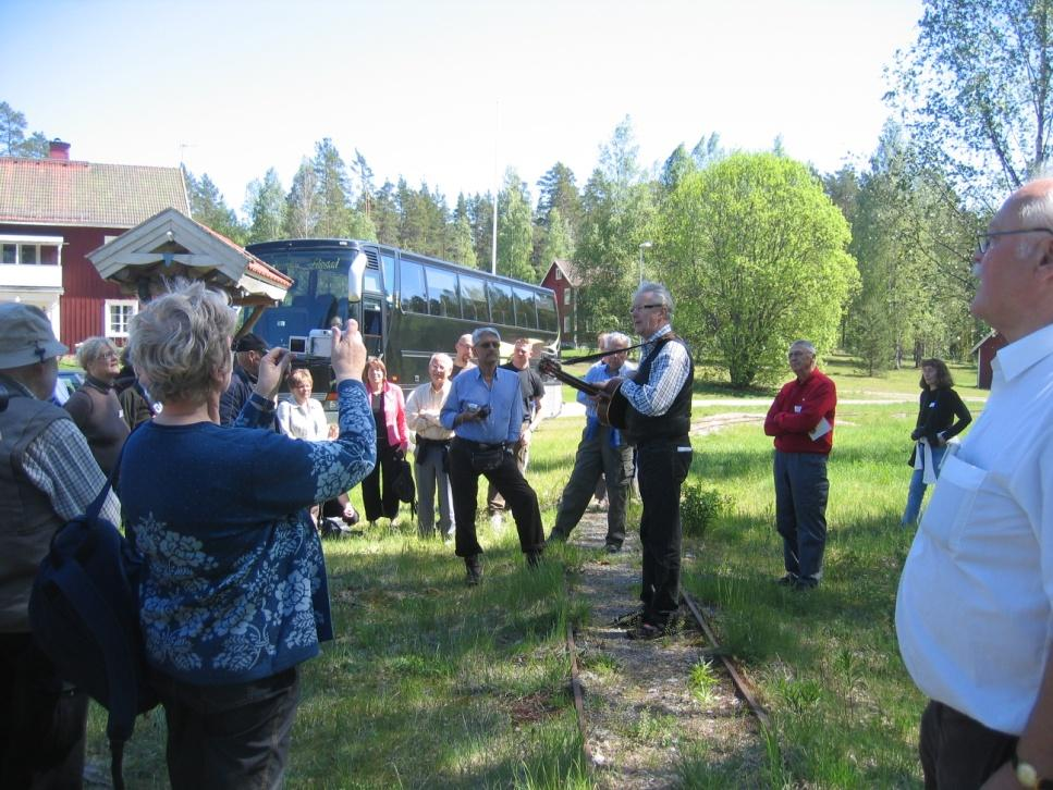 Sedan beskådade vi en museal hästjärnväg och underhölls av trubaduren Bosse Landberg som sjöng visor av både Dan